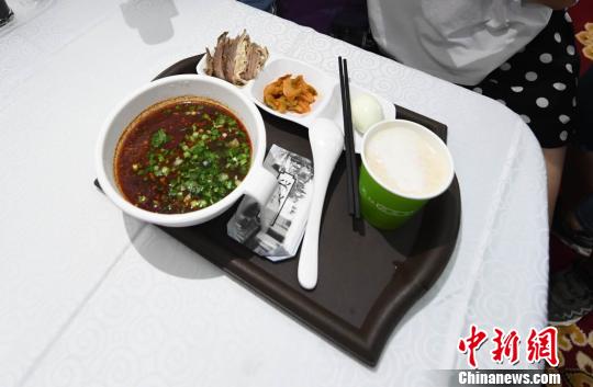 圖為“環(huán)西部火車游Y667/8次”列車上推出蘭州牛肉面套餐，套餐38元，有一碗牛肉面、一碟牛肉、一個雞蛋、一份小菜、一份甜胚子?！钇G敏 攝