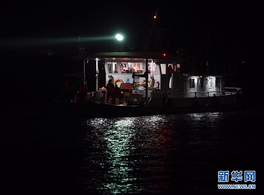 （重慶公交車(chē)墜江事故·圖文互動(dòng)）（2）夜幕降臨，重慶萬(wàn)州公交客車(chē)墜江事故救援工作仍在進(jìn)行中