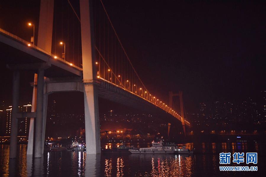 （重慶公交車(chē)墜江事故·圖文互動(dòng)）（4）夜幕降臨，重慶萬(wàn)州公交客車(chē)墜江事故救援工作仍在進(jìn)行中