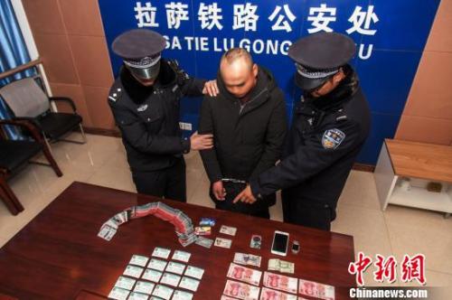 資料圖：一犯罪嫌疑人對(duì)拉薩鐵路警方查獲的火車票進(jìn)行指認(rèn)?！『鷤黯?攝