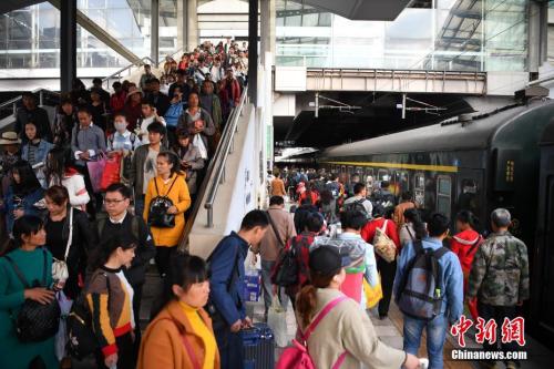 資料圖：2018年3月12日，旅客在昆明火車站進(jìn)站乘車。<a target='_blank' ><p  align=