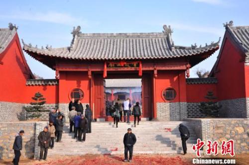 資料圖：元旦小長假期間，威海南海新區(qū)云龍山上舉辦新年廟會?！⒉?攝