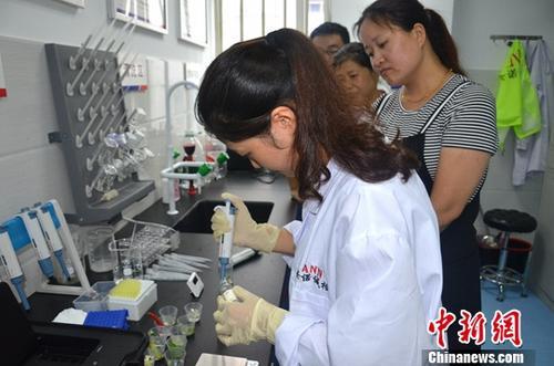 資料圖：工作人員根據(jù)消費者要求現(xiàn)場檢驗，共筑食品安全。<a target='_blank' ><p  align=