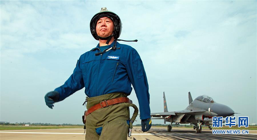 （新華全媒頭條·圖文互動(dòng)）（1）戰(zhàn)鷹，為祖國奮飛——記空軍航空兵某旅旅長、特級(jí)飛行員郝井文