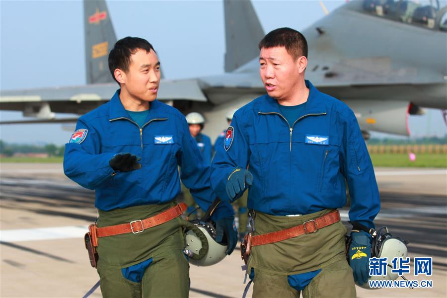 （新華全媒頭條·圖文互動(dòng)）（3）戰(zhàn)鷹，為祖國奮飛——記空軍航空兵某旅旅長、特級(jí)飛行員郝井文