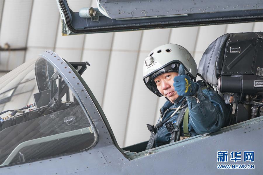 （新華全媒頭條·圖文互動(dòng)）（4）戰(zhàn)鷹，為祖國奮飛——記空軍航空兵某旅旅長、特級(jí)飛行員郝井文