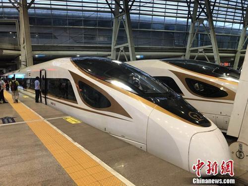 資料圖：復(fù)興號(hào)動(dòng)車組在京津城際鐵路按照時(shí)速350時(shí)速達(dá)速運(yùn)行。冷昊陽 攝