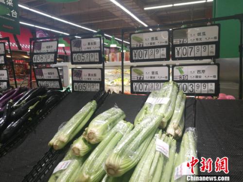圖為超市里的蔬菜攤。正值晚間，一些菜已被人們買空。 謝藝觀 攝