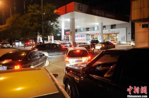 資料圖：山西太原一加油站內(nèi)，私家車主排隊(duì)加油。<a target='_blank' ><p  align=