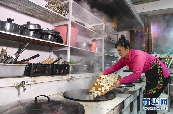 （在習(xí)近平新時(shí)代中國(guó)特色社會(huì)主義思想指引下——新時(shí)代新作為新篇章·圖文互動(dòng)）（6）三年，從無(wú)名小屯到聲名遠(yuǎn)播——這個(gè)“雪鄉(xiāng)”是如何做到的？