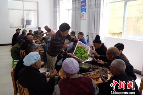 資料圖：社會(huì)福利中心吃飯的老人們。徐學(xué)練 攝。
