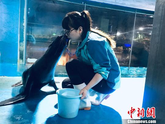 于雅麗與海獅親密瞬間。　艾慶龍 攝