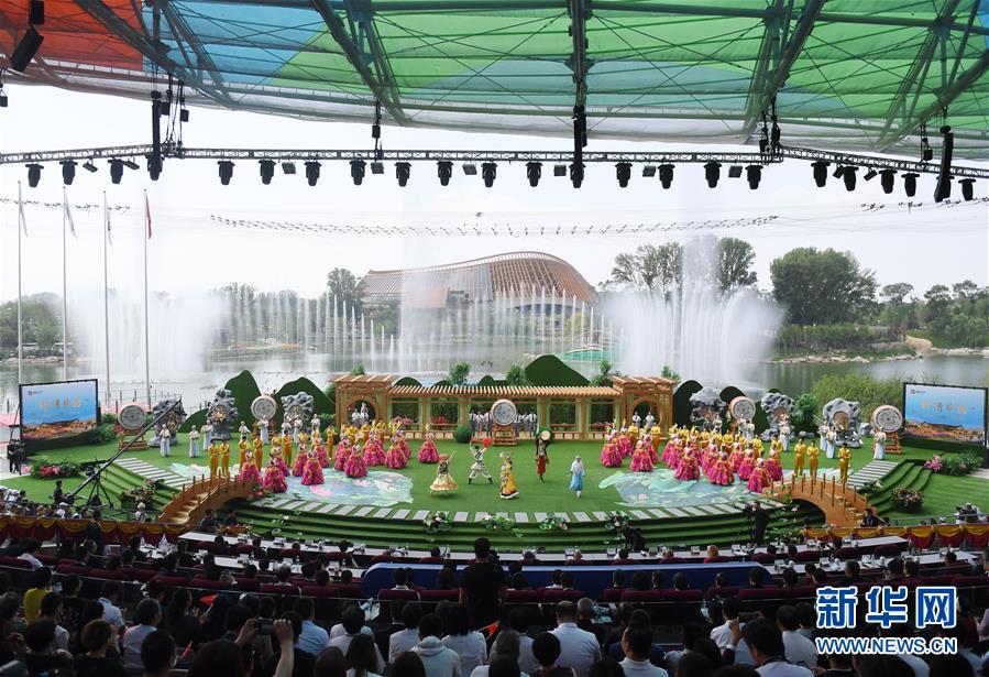 （在習(xí)近平新時(shí)代中國(guó)特色社會(huì)主義思想指引下——新時(shí)代新作為新篇章·圖文互動(dòng)）（1）從世園會(huì)“看”中國(guó)綠色發(fā)展之路——寫在北京世園會(huì)“中國(guó)國(guó)家館日”到來(lái)之際