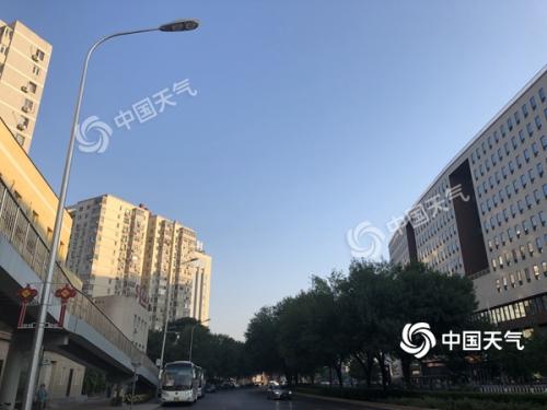 今晨北京天氣晴朗，陽(yáng)光明媚。（圖/王曉）