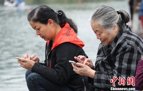 圖為中國中老年女性使用智能手機(jī)上網(wǎng)。(資料圖) 劉占昆 攝