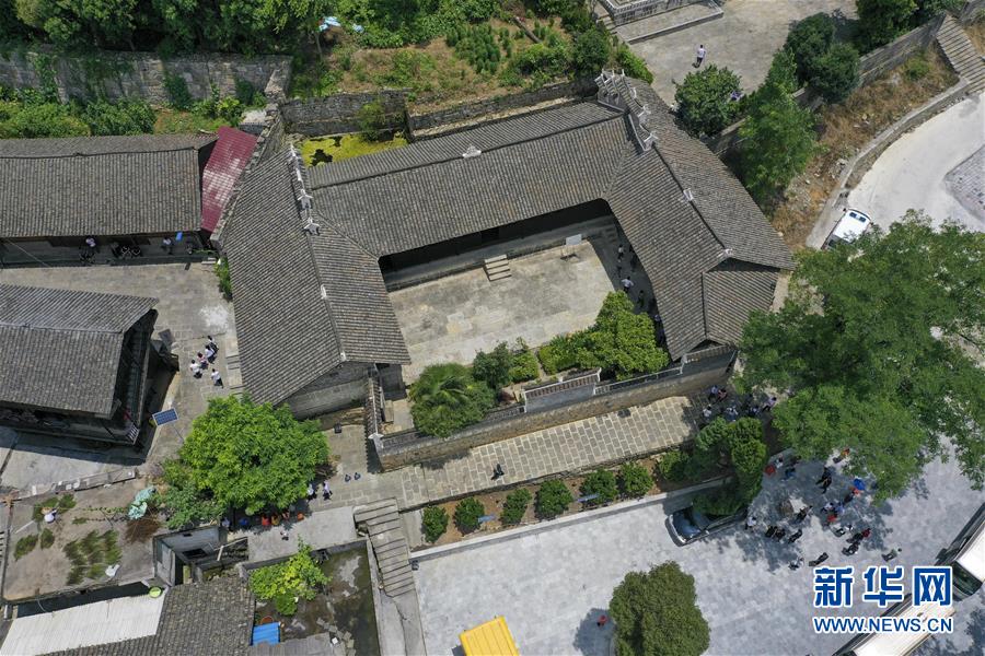 （壯麗70年·奮斗新時(shí)代——記者再走長征路·圖文互動(dòng)）（2）手捧棉被憶紅軍：走了那么多年，我們都念他們的好