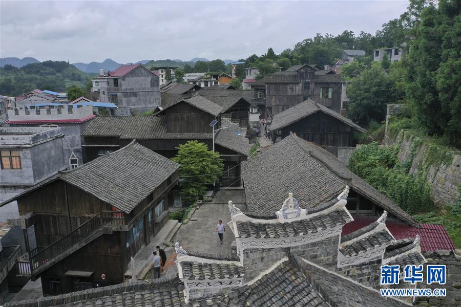 （壯麗70年·奮斗新時(shí)代——記者再走長征路·圖文互動(dòng)）（3）手捧棉被憶紅軍：走了那么多年，我們都念他們的好