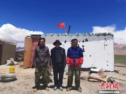 圖為黨確桑布和兩個(gè)兒子。 謝藝觀 攝