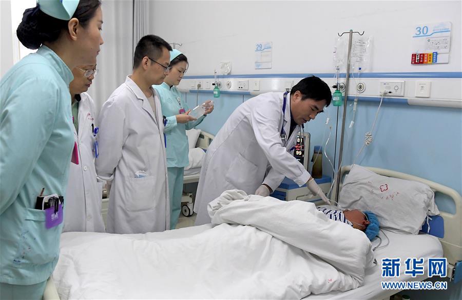 （中國網事·感動2019·圖文互動）（7）為艾滋病患者主刀的醫(yī)生馮秀嶺：每個生命都值得尊重