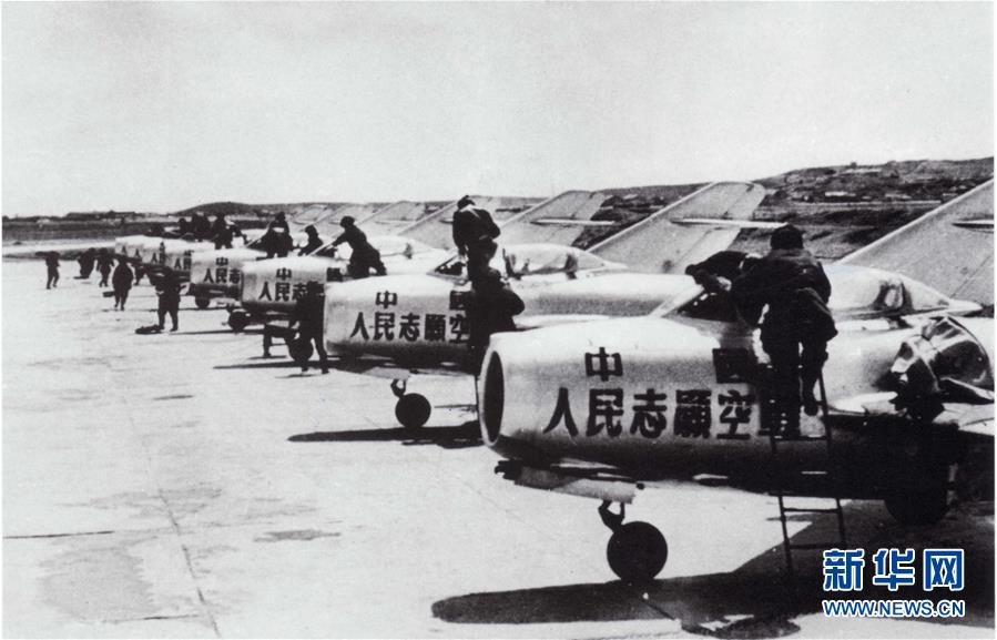 （新華全媒頭條·人民空軍70年·圖文互動）（3）陽光照耀奮飛的航程——黨中央、中央軍委和習(xí)主席關(guān)心人民空軍建設(shè)發(fā)展紀實