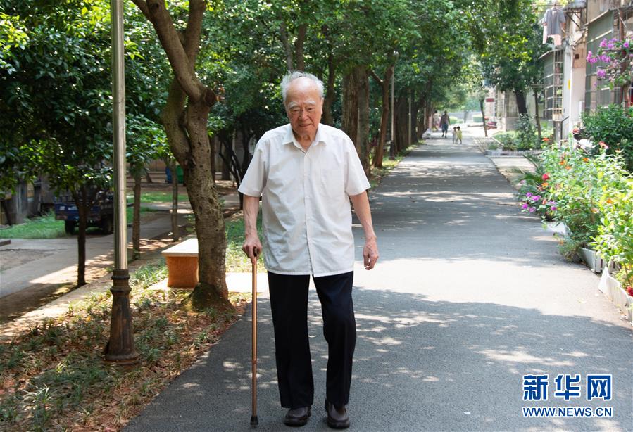 （新華全媒頭條·圖文互動）（9）滄海橫流 信仰彌堅——記共產(chǎn)黨員、湘潭大學(xué)九旬教授滄南