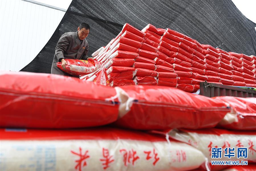 （在習(xí)近平新時(shí)代中國(guó)特色社會(huì)主義思想指引下——新時(shí)代新作為新篇章·總書記關(guān)切高質(zhì)量發(fā)展·圖文互動(dòng)）（4）穩(wěn)住“一頭豬”、供好“一袋米”、配好“一籃菜