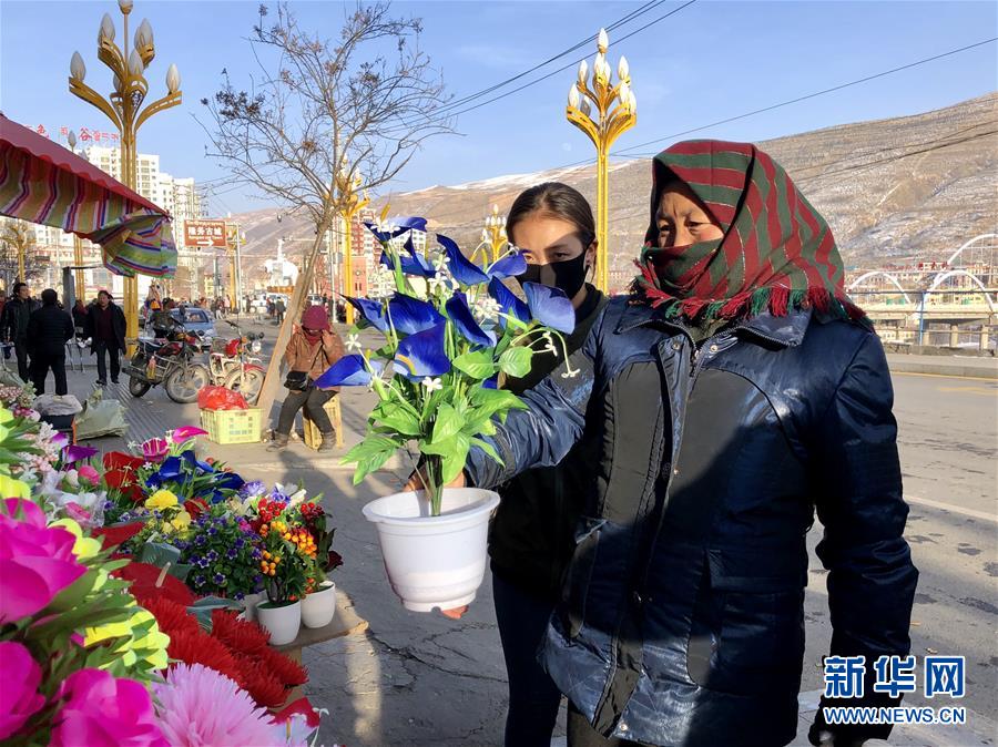 （新春走基層·圖文互動）（2）“只要備好年貨，新的一年就可以風(fēng)調(diào)雨順”——臘月藏區(qū)年貨市場見聞