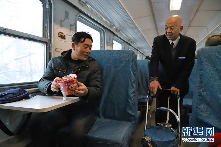 （新春走基層·圖文互動）（1）小康路上，與“小慢車”同行——長白山區(qū)綠皮火車二三事