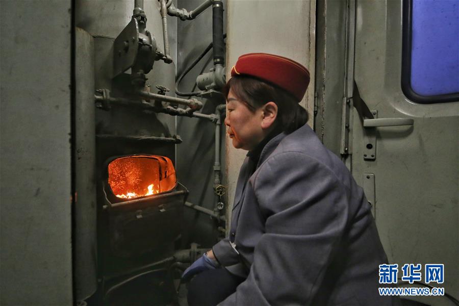 （新春走基層·圖文互動）（2）小康路上，與“小慢車”同行——長白山區(qū)綠皮火車二三事