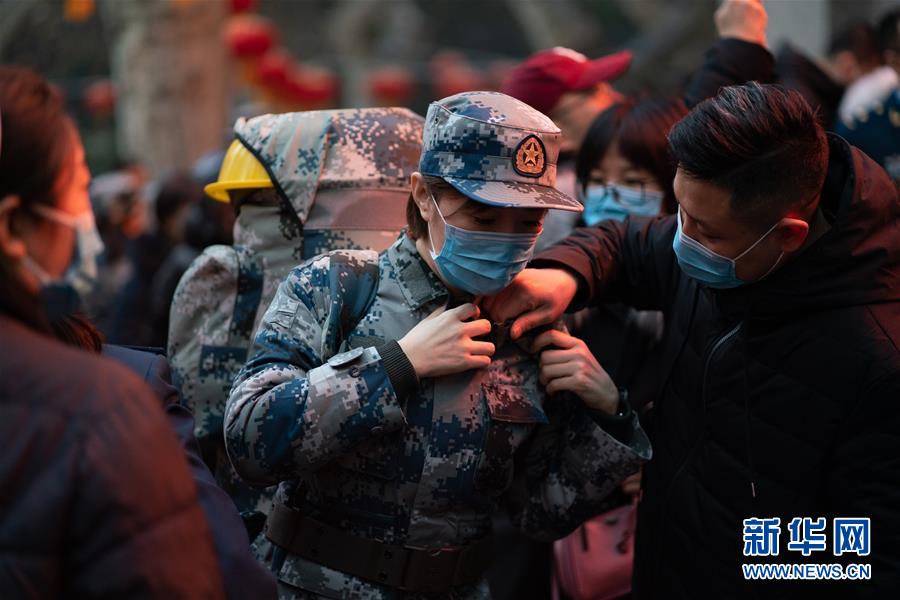 （新型肺炎疫情防控·圖文互動）（1）除夕夜，他們這樣出征——空軍軍醫(yī)大學(xué)醫(yī)療隊出征武漢疫區(qū)見聞