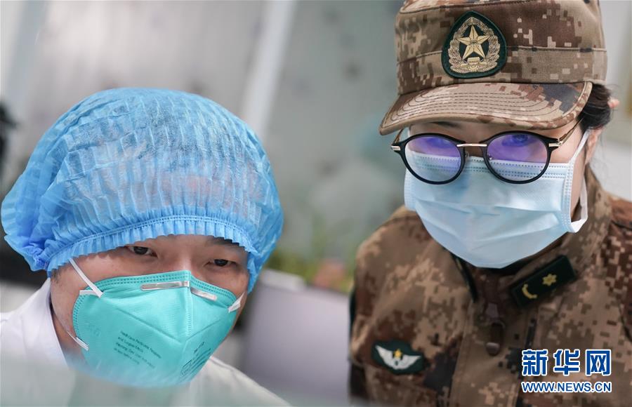 （新華全媒頭條·圖文互動）（4）黨旗，高高飄揚在防控疫情斗爭第一線——各級黨組織和廣大黨員干部投身疫情防控阻擊戰(zhàn)紀(jì)實