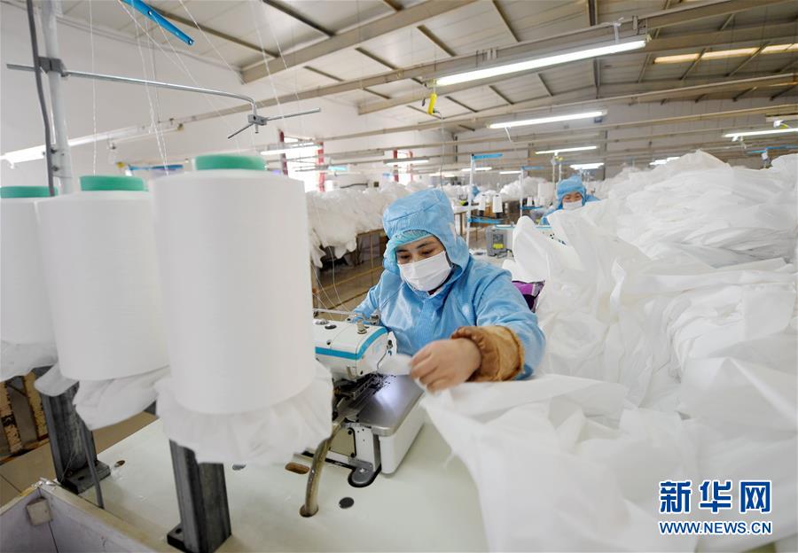 （聚焦疫情防控·圖文互動）（6）我們能多產(chǎn)一件，前方就少一份風(fēng)險——醫(yī)用防護(hù)服“河北制造”緊急“起飛”記