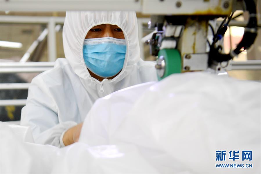 （聚焦疫情防控·圖文互動）（7）我們能多產(chǎn)一件，前方就少一份風(fēng)險——醫(yī)用防護(hù)服“河北制造”緊急“起飛”記