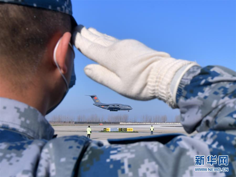 （聚焦疫情防控·圖文互動(dòng)）（3）空軍第四次向武漢大規(guī)?？者\(yùn)醫(yī)療隊(duì)員和物資