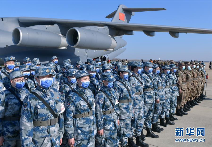 （聚焦疫情防控·圖文互動(dòng)）（8）空軍第四次向武漢大規(guī)?？者\(yùn)醫(yī)療隊(duì)員和物資