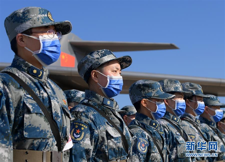 （聚焦疫情防控·圖文互動(dòng)）（10）空軍第四次向武漢大規(guī)?？者\(yùn)醫(yī)療隊(duì)員和物資