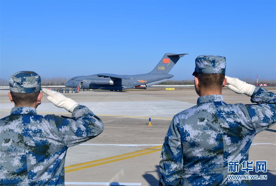 （聚焦疫情防控·圖文互動(dòng)）（12）空軍第四次向武漢大規(guī)?？者\(yùn)醫(yī)療隊(duì)員和物資