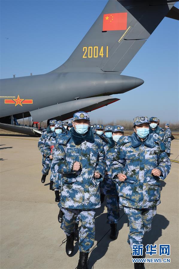 （聚焦疫情防控·圖文互動(dòng)）（14）空軍第四次向武漢大規(guī)?？者\(yùn)醫(yī)療隊(duì)員和物資