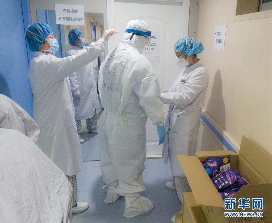 （新華全媒頭條·圖文互動(dòng)）（4）“與國家同舟，與人民共濟(jì)”——新冠肺炎重癥救治同濟(jì)醫(yī)院戰(zhàn)“疫”直擊