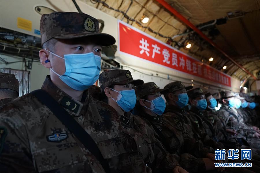 （一線抗疫群英譜·圖文互動）（4）起飛，在人民最需要的時刻——中部戰(zhàn)區(qū)空軍航空兵某團支援湖北抗“疫”空運記事