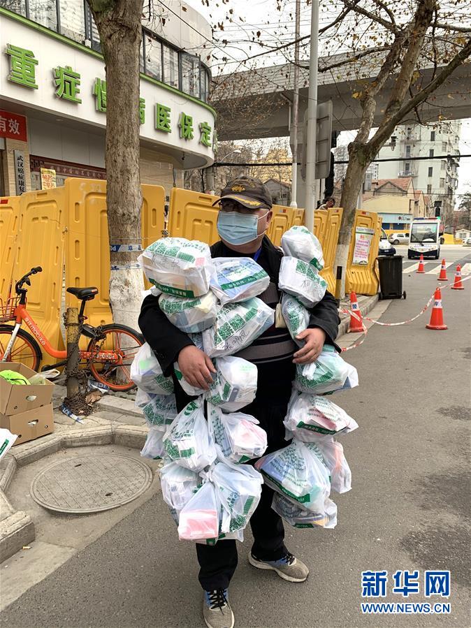 （新華全媒頭條·圖文互動(dòng)）（1）守望相助，堅(jiān)忍不拔——致敬武漢戰(zhàn)“疫”中千千萬(wàn)萬(wàn)個(gè)平凡英雄
