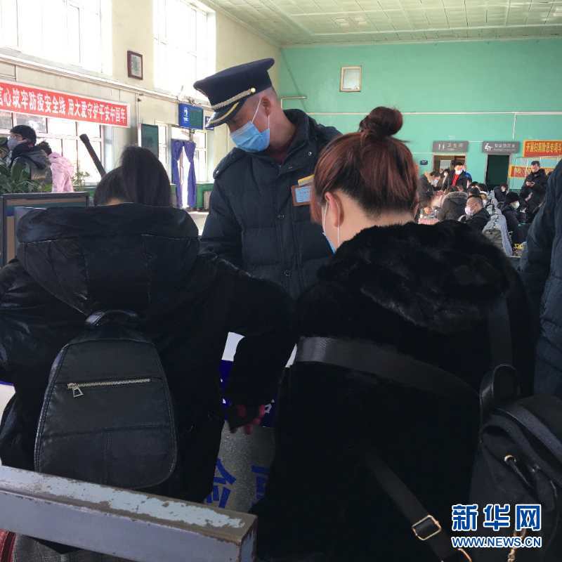 （新華網(wǎng)·圖文互動）（2）疫情下，小站鐵路安檢員收獲10多萬粉絲