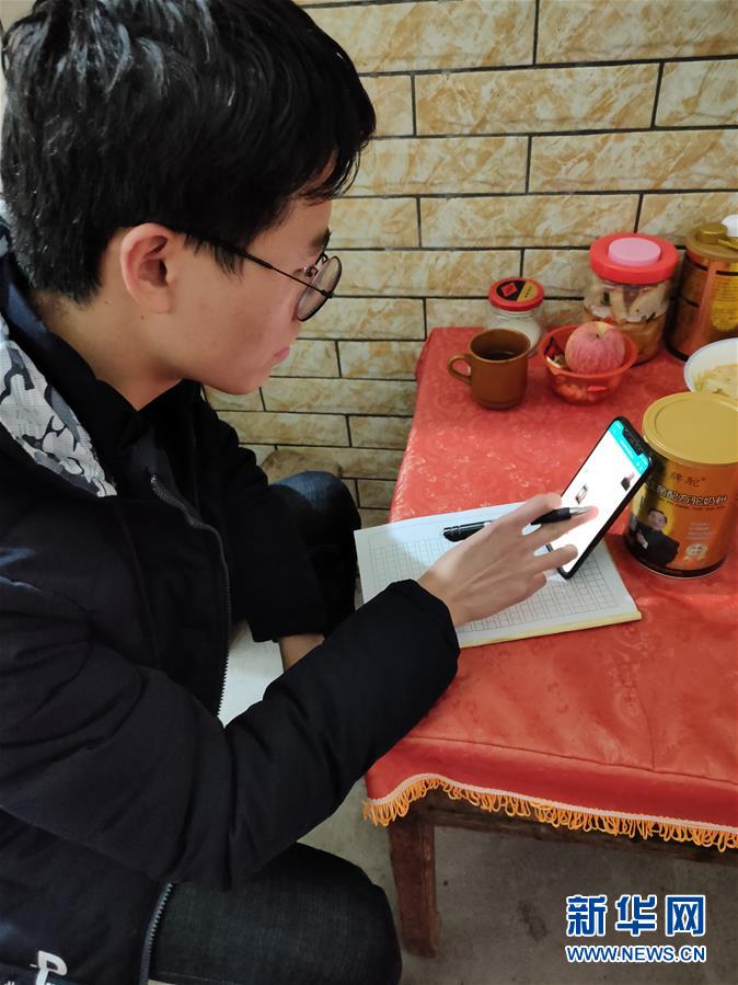（新華網(wǎng)·圖文互動）（1）為“逆行者”后方護航，這些大學生的假期不一般