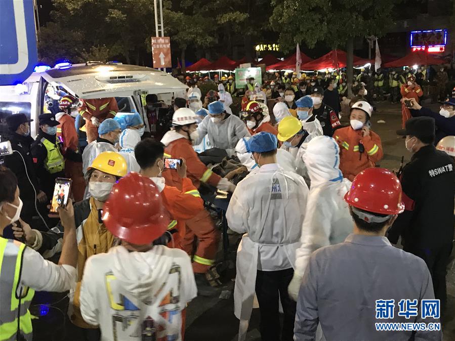 （社會(huì)）（1）福建泉州酒店坍塌事故現(xiàn)場救出母子幸存者