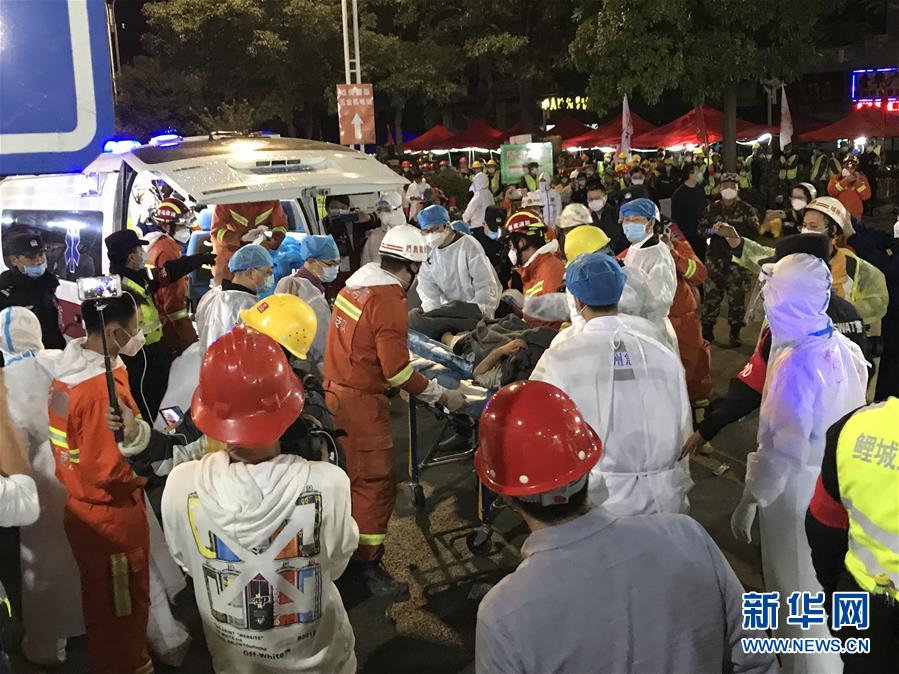 （社會(huì)）（2）福建泉州酒店坍塌事故現(xiàn)場救出母子幸存者