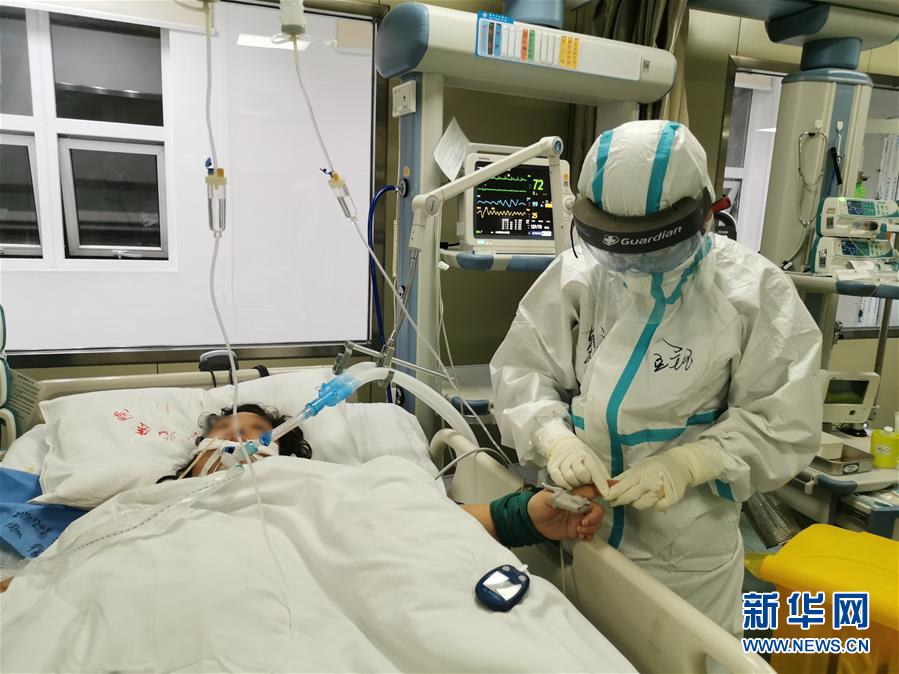 （一線抗疫群英譜·圖文互動）（2）生命之光，溫暖“無面之交”——記抗疫一線重癥監(jiān)護室90后護士金鈺 