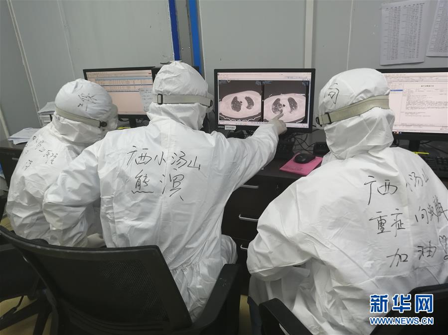 （圖文互動）（2）“哪里有任務(wù)，哪里就有黨旗飄揚(yáng)”——廣西黨員“白衣戰(zhàn)士”奮戰(zhàn)抗疫一線見聞