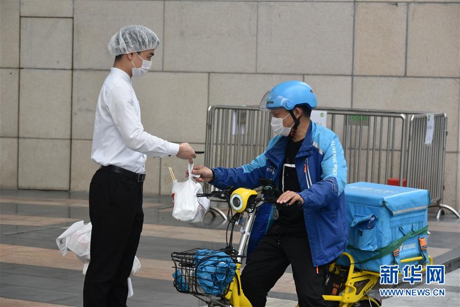 （聚焦復工復產·圖文互動）（1）觸網接單、開發(fā)簡餐、直播賣貨——餐企換招自救