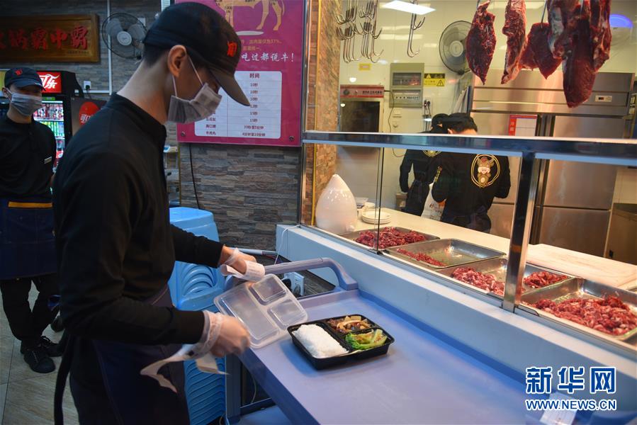 （聚焦復工復產·圖文互動）（3）觸網接單、開發(fā)簡餐、直播賣貨——餐企換招自救