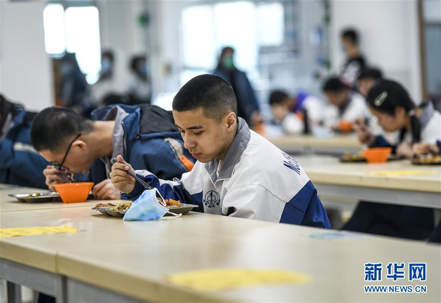 （圖文互動）（6）“早”安同學，“早”安老師！——新疆初高中畢業(yè)班復課一周回訪見聞